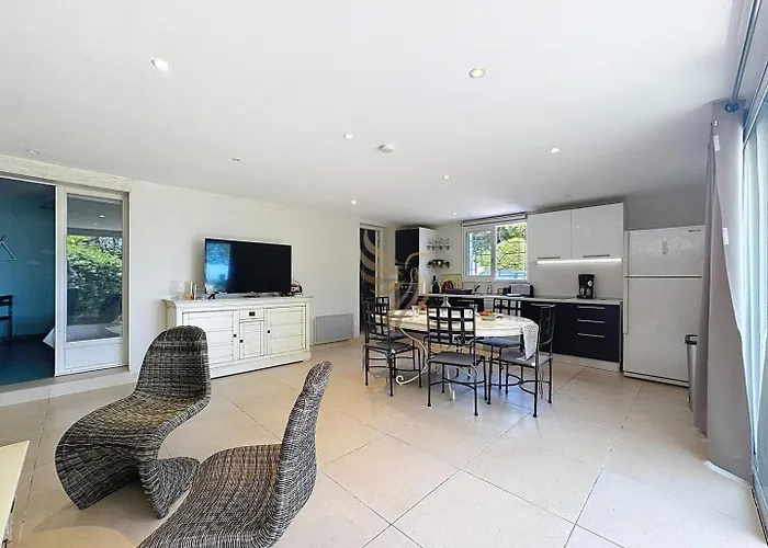 Photo de 2-Bedroom Apartment - Sleeps 4 - Sea View Fréjus