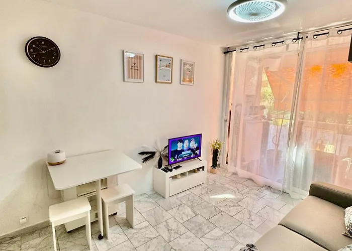 Photo de Charmant studio à 2 pas de la mer et du train Roquebrune-Cap-Martin