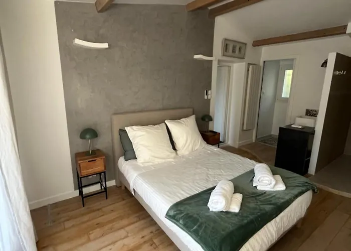 Фото Suite Independante Dans Une Maison Вильнёв-Лубе