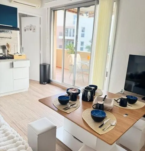 Appartement Cosy Avec Terrasse, Proche Centre-Ville 카발레르쉬르메르 사진